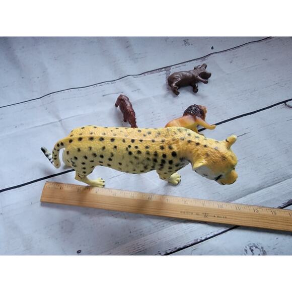Lot Of 4 Jungle PVC Figure Toys Cheetah Lion Hippos - Picture 8 of 8